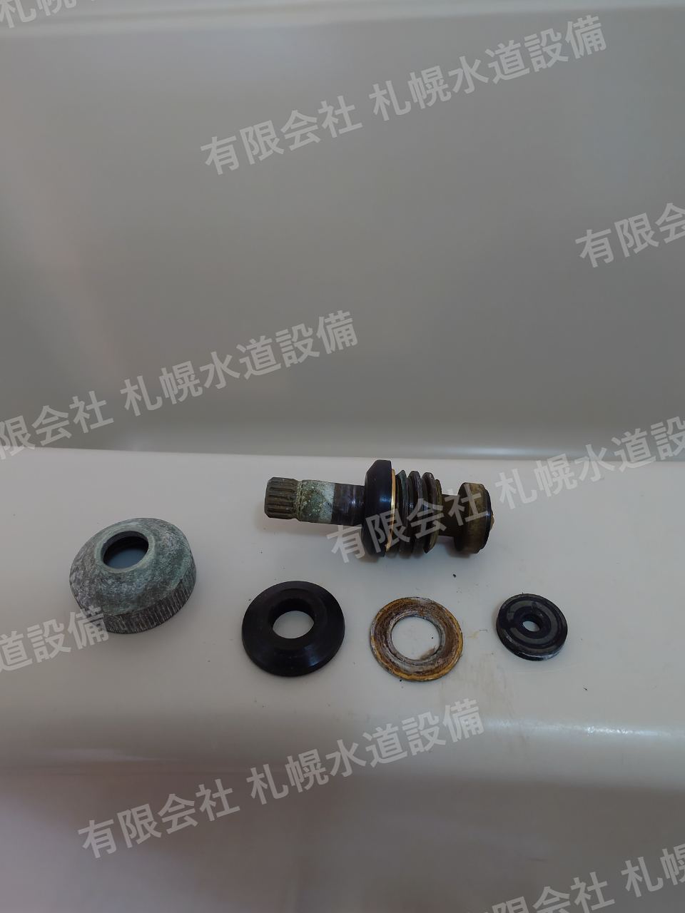 新しいパッキンに交換した部品一式